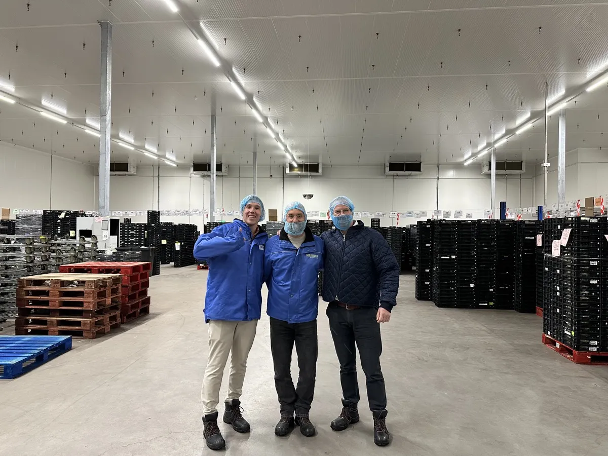 BrainStax team op locatie bij productiebedrijf